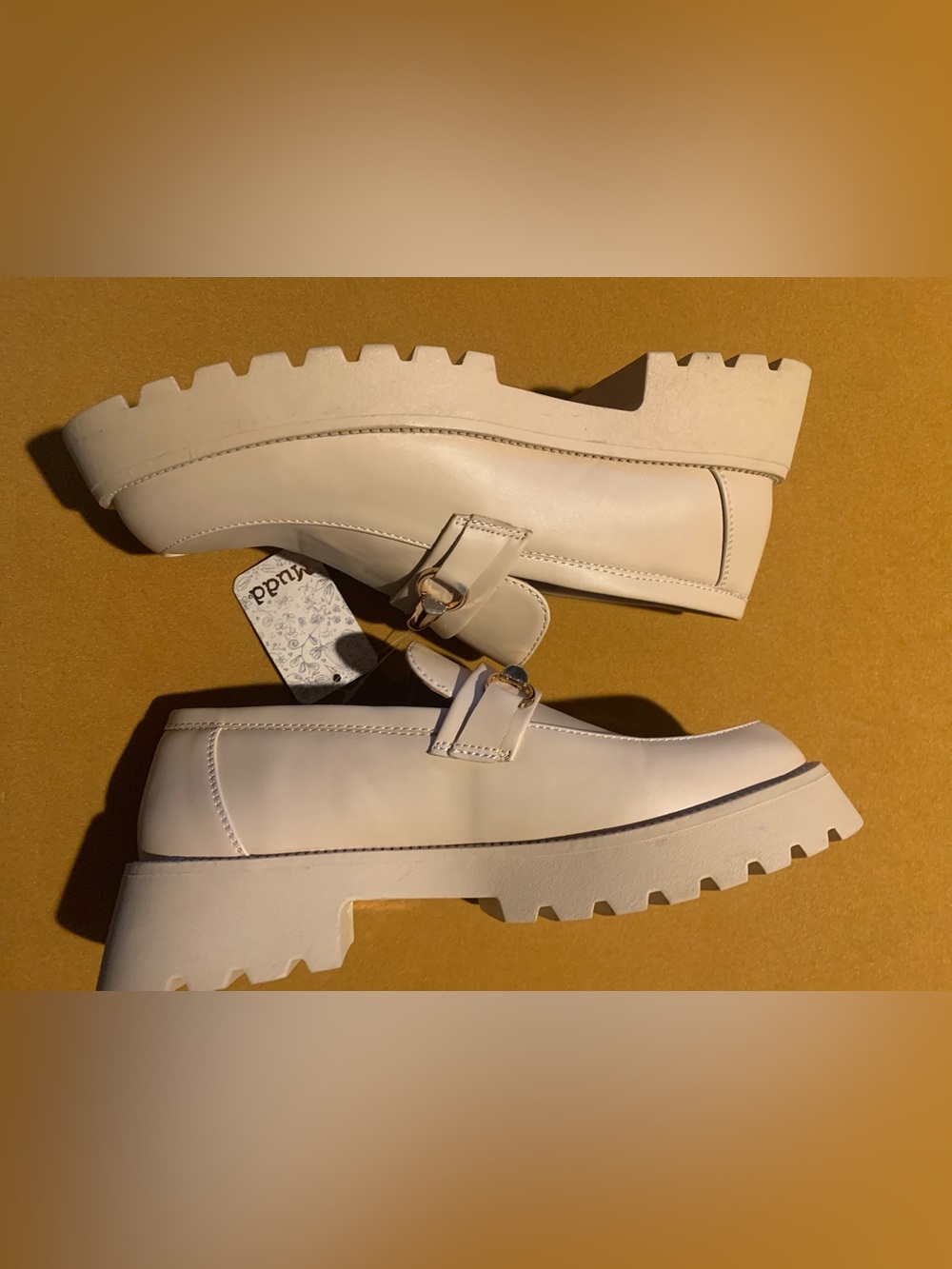 Mudd Loafer Cream white with Gold Accent.
